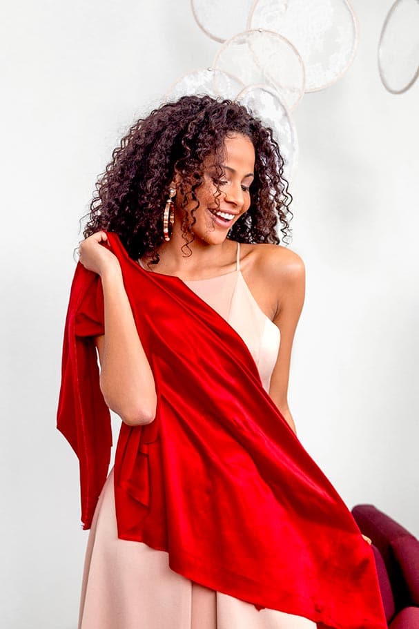 Miss Monalysa Alcântara com o tecido Cetim de Seda – Pétalas Miss Monalysa Alcântara com o tecido Cetim de Seda - Pétalas