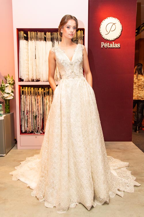 Vestido desenvolvido pela estilista Danielle Benício, com tecidos Pétalas Vestido desenvolvido pela estilista Danielle Benício, com tecidos Pétalas