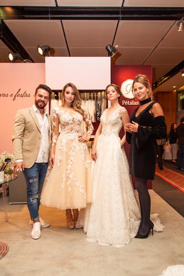 Estilistas Adriano Martin e Danielle Benício no Estande de Pétalas Noivas no Casar 2018 Estilistas Adriano Martin e Danielle Benício no Estande de Pétalas Noivas no Casar 2018