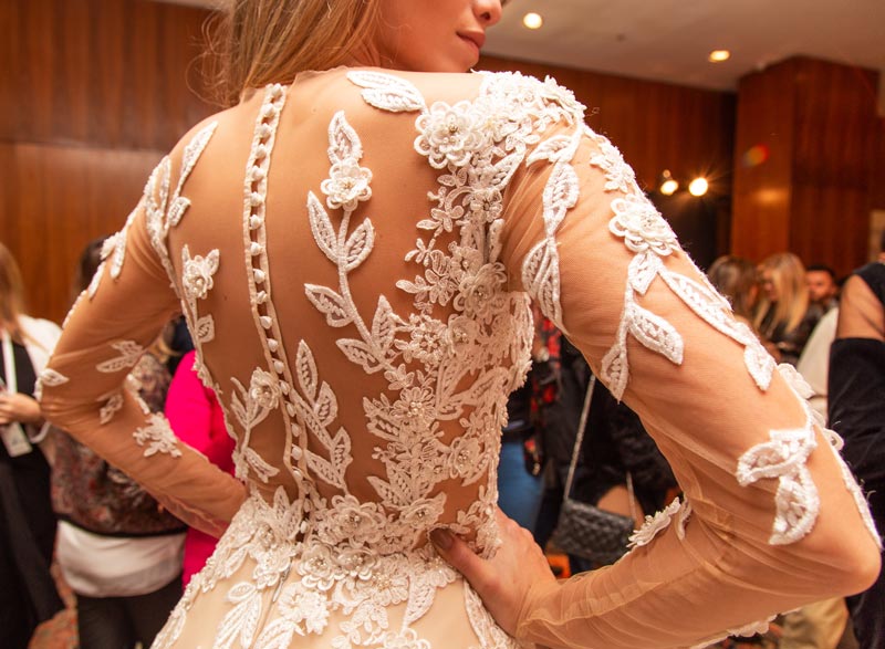 Vestido desenvolvido pelo estilista Adriano Martin, com tecidos Pétalas no Casar 2018 Vestido desenvolvido pelo estilista Adriano Martin, com tecidos Pétalas no Casar 2018