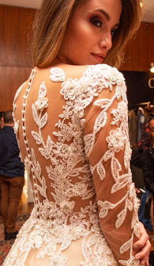 Vestido desenvolvido pelo estilista Adriano Martin, com tecidos Pétalas Vestido desenvolvido pelo estilista Adriano Martin, com tecidos Pétalas