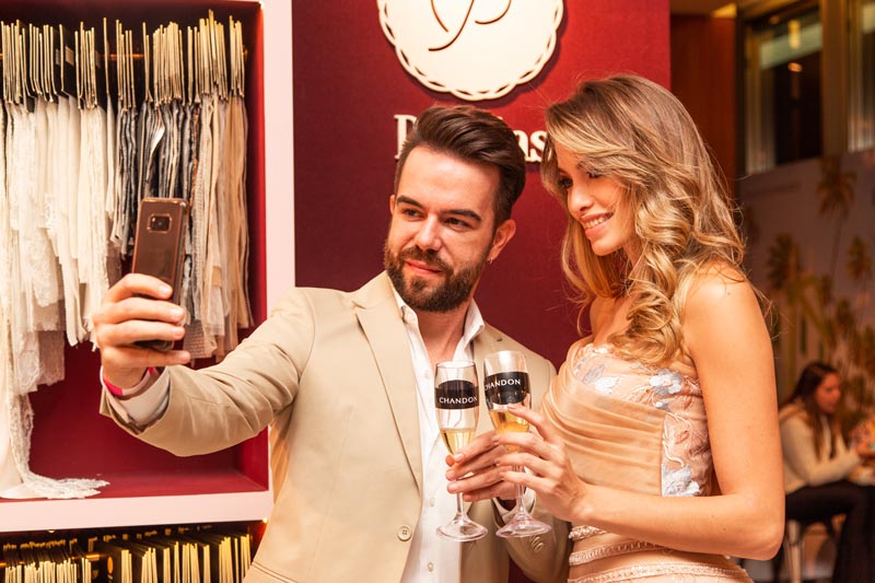 Estilista Adriano Martin e modelo no Estande de Pétalas Noivas no Casar 2018 Estilista Adriano Martin e modelo no Estande de Pétalas Noivas no Casar 2018