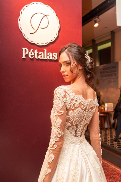Vestido desenvolvido pela estilista Ana Dotto, com tecidos Pétalas Vestido desenvolvido pela estilista Ana Dotto, com tecidos Pétalas
